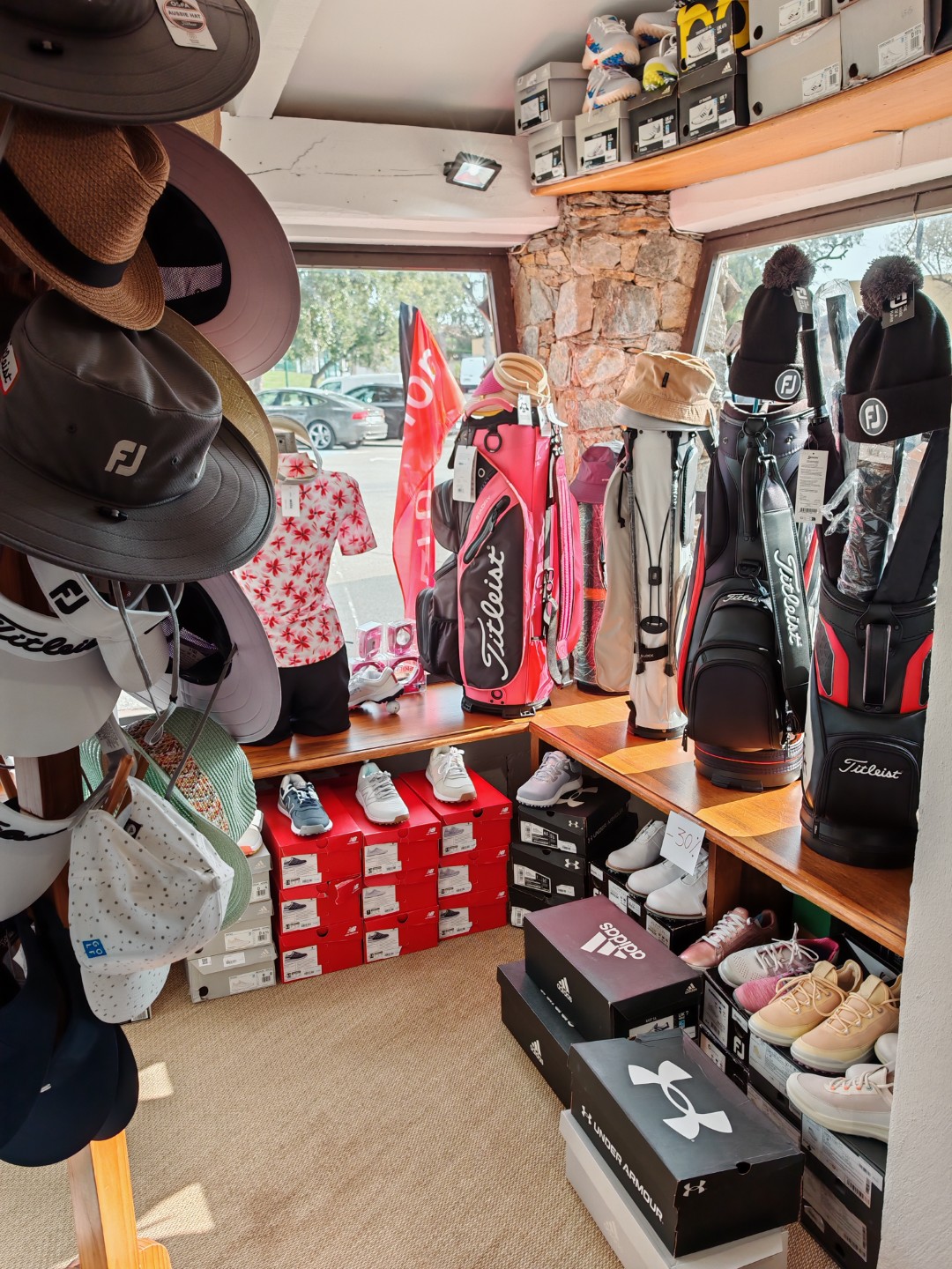 proshop-golf-de-beauvallon-5-Grande.jpg